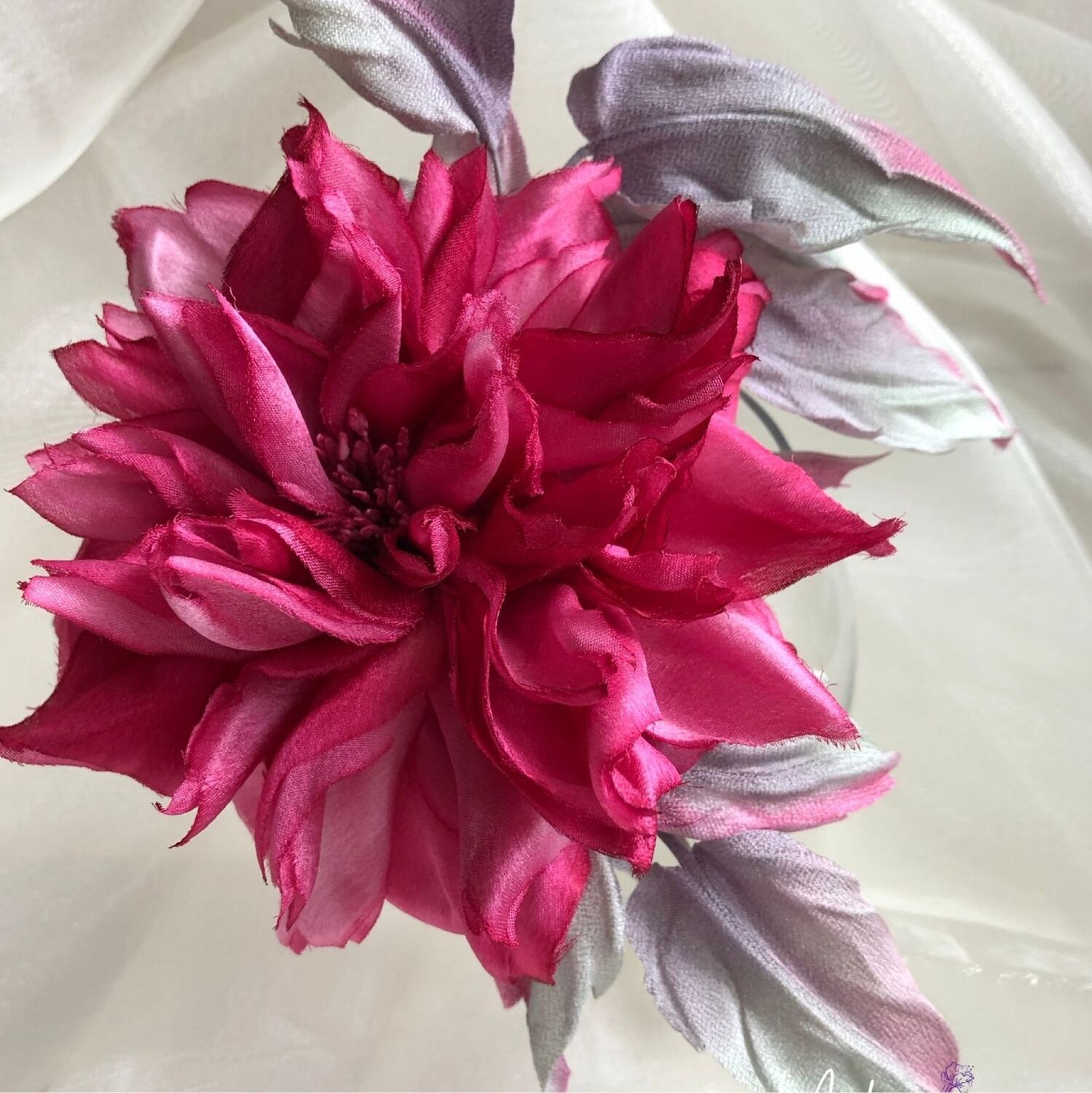 Брошь-цветок из шелка красного цвета - 1