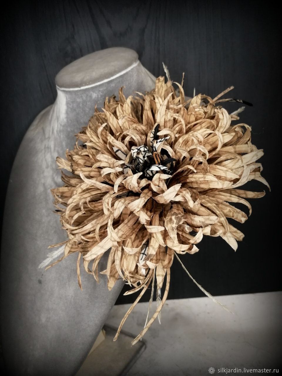 Крупная брошь-пион из шелка - 1