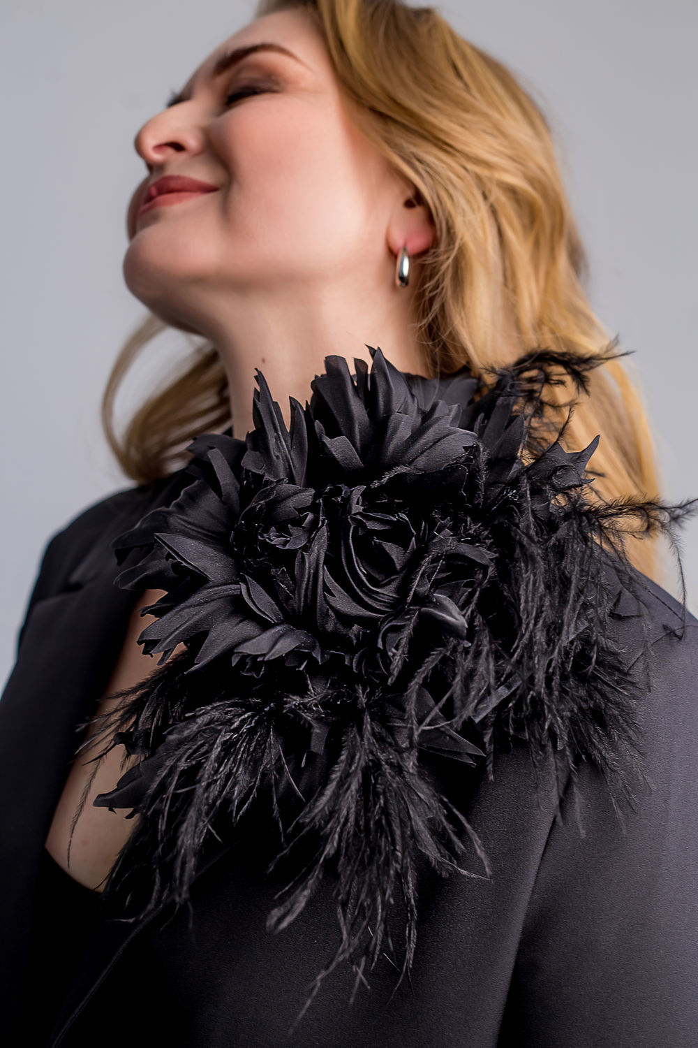 Брошь-цветок из шелка оранжевого оттенка - 1