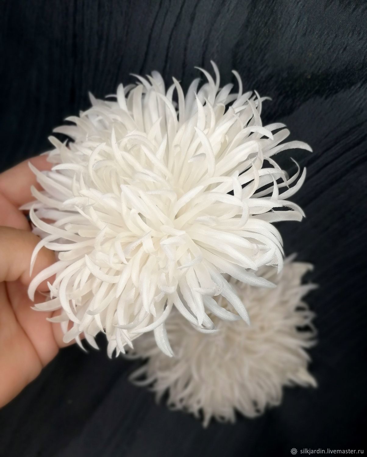 Объемная брошь цветок из фатина и ткани для платья и сумки - 1