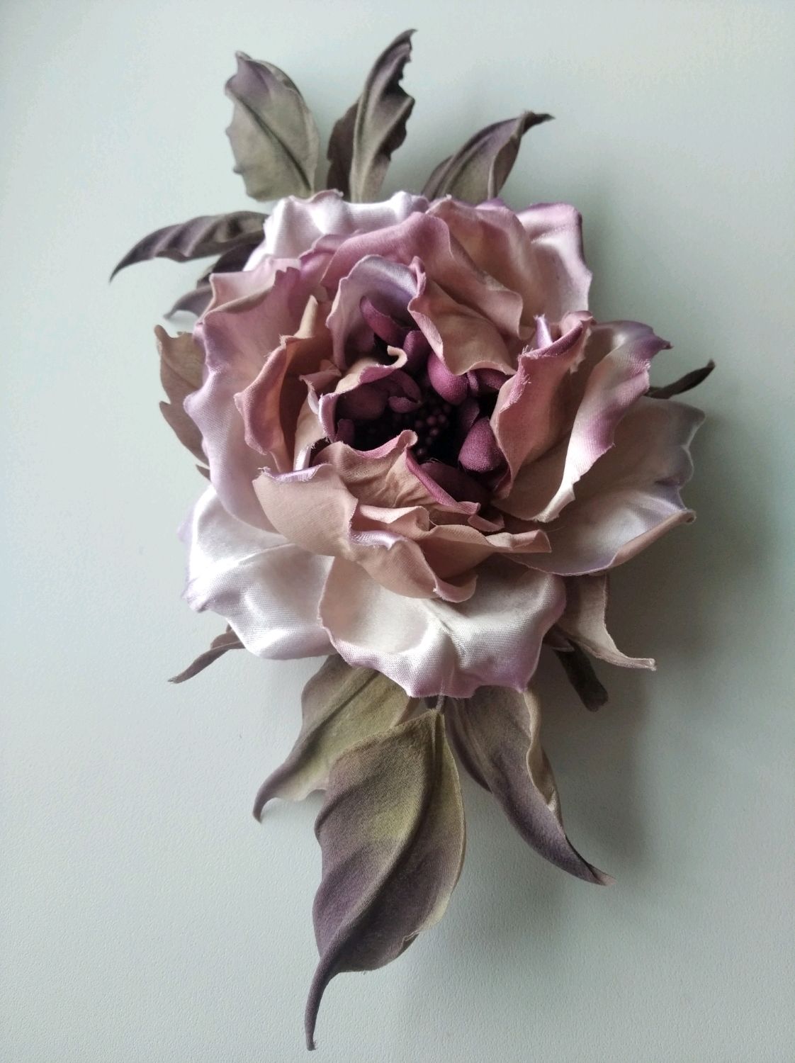 Брошь цветок из бисера и атласной ленты для нарядов и аксессуаров - 1