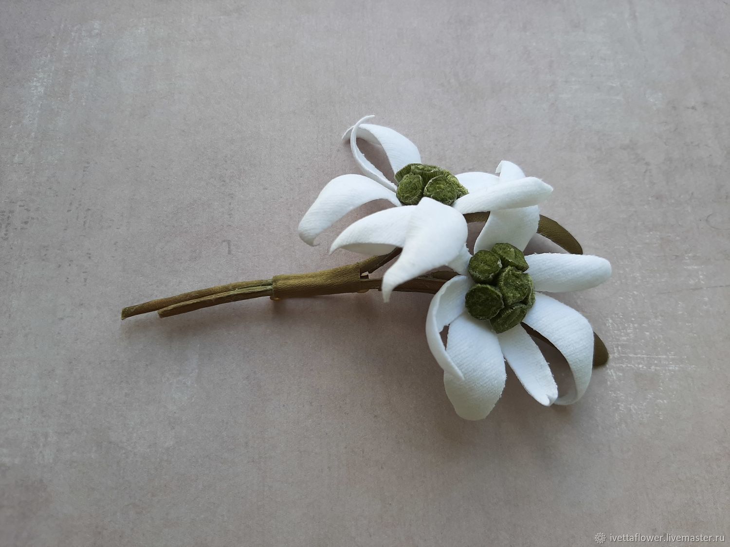 Брошь цветок из органзы и фатина для нарядов и подарков - 1