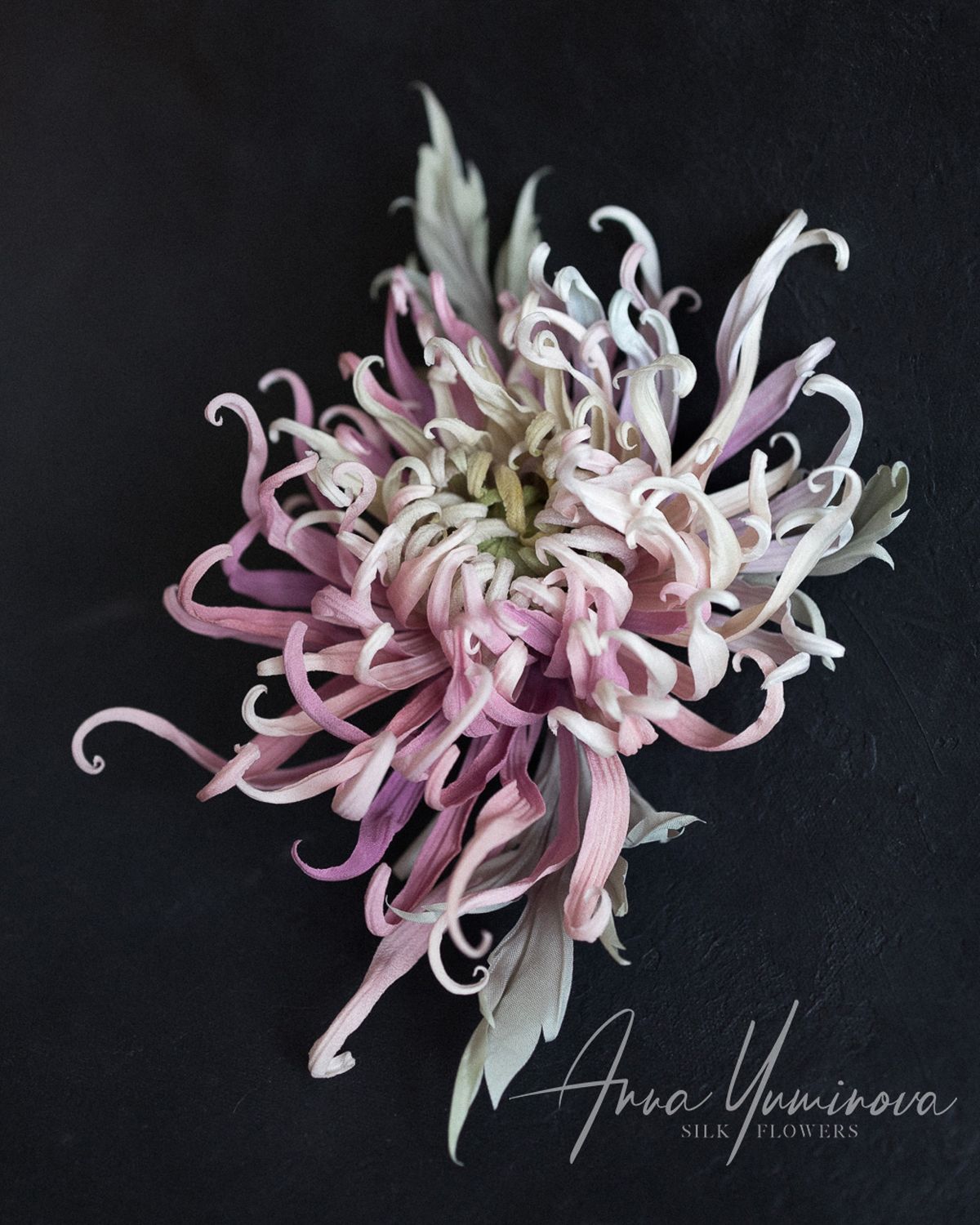 Объемная брошь цветок из ткани и атласной ленты для наряда - 1