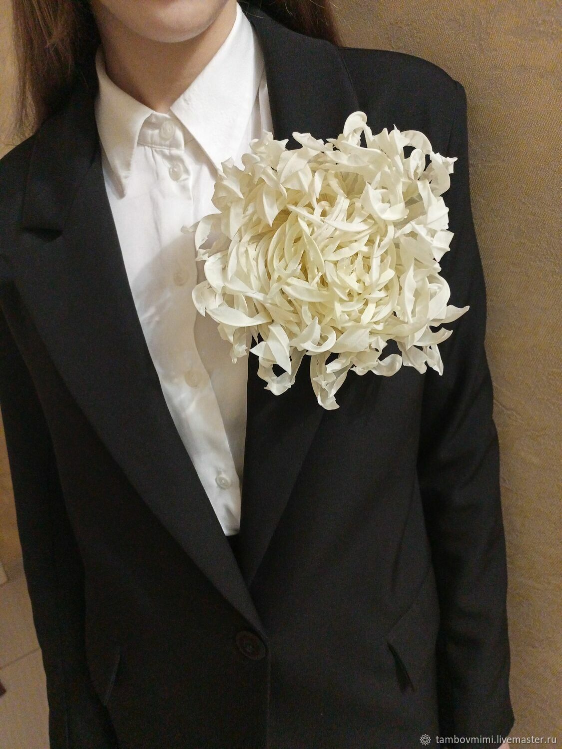 Большая брошь цветок из органзы и ткани для свадебного образа - 1