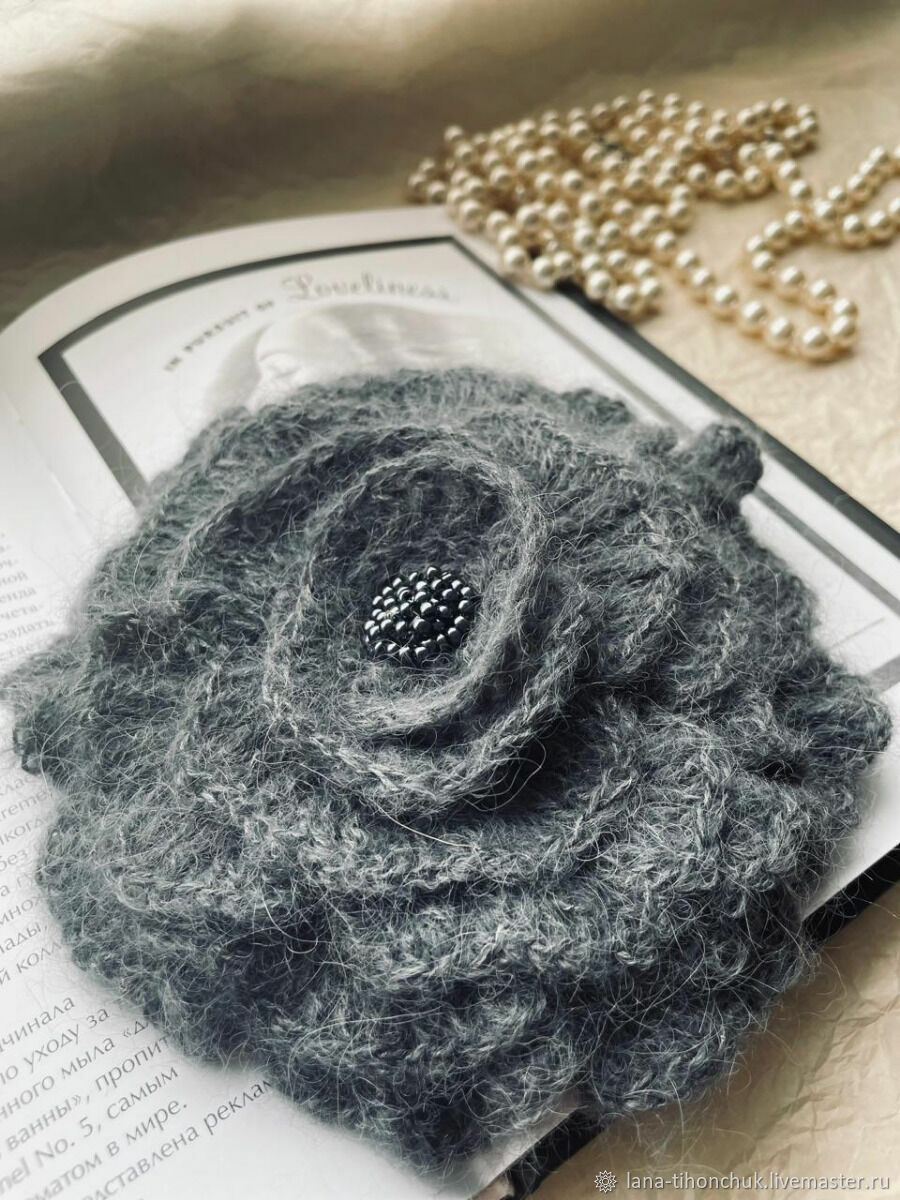 Объемная брошь цветок из бисера и атласной ленты для одежды - 1