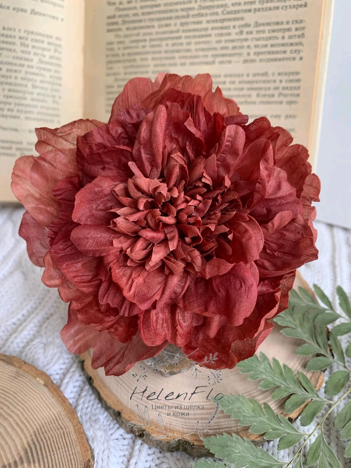 Брошь цветок из ткани, фатина и бисера для платья и жакета - 1