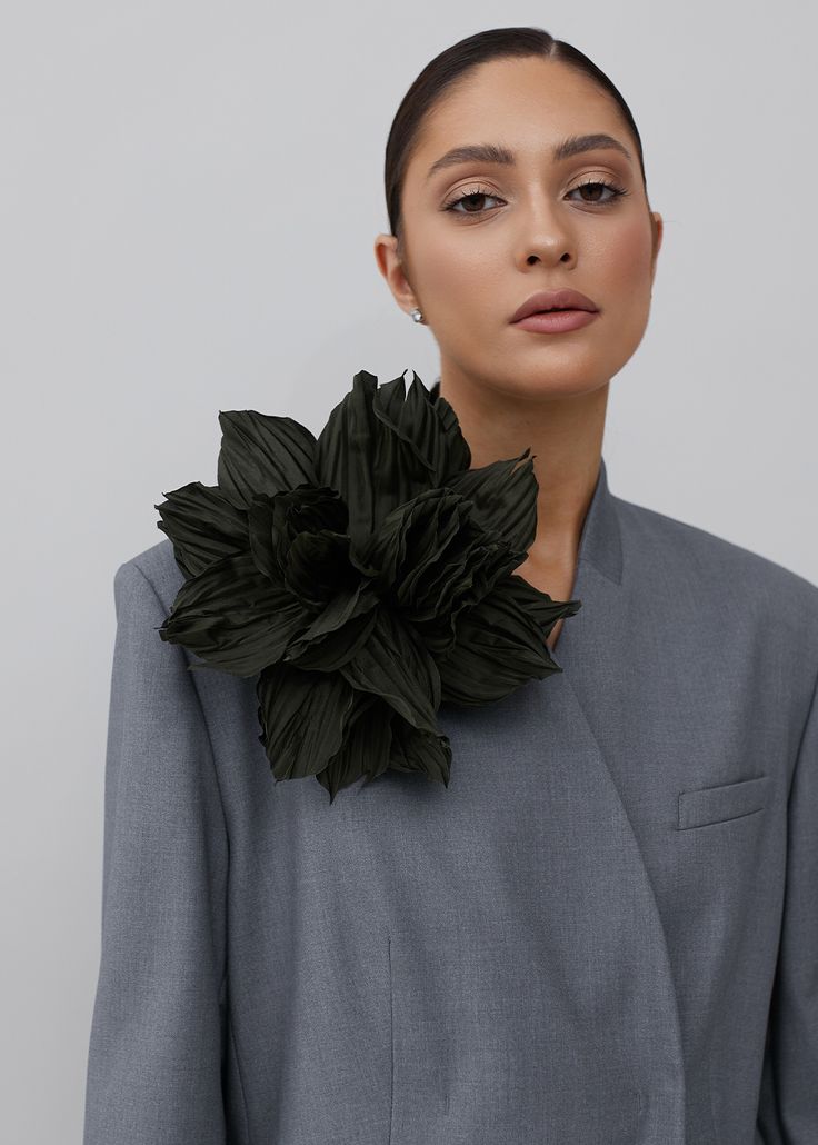 Брошь цветок с нежным оттенком для нежного романтичного наряда - 1