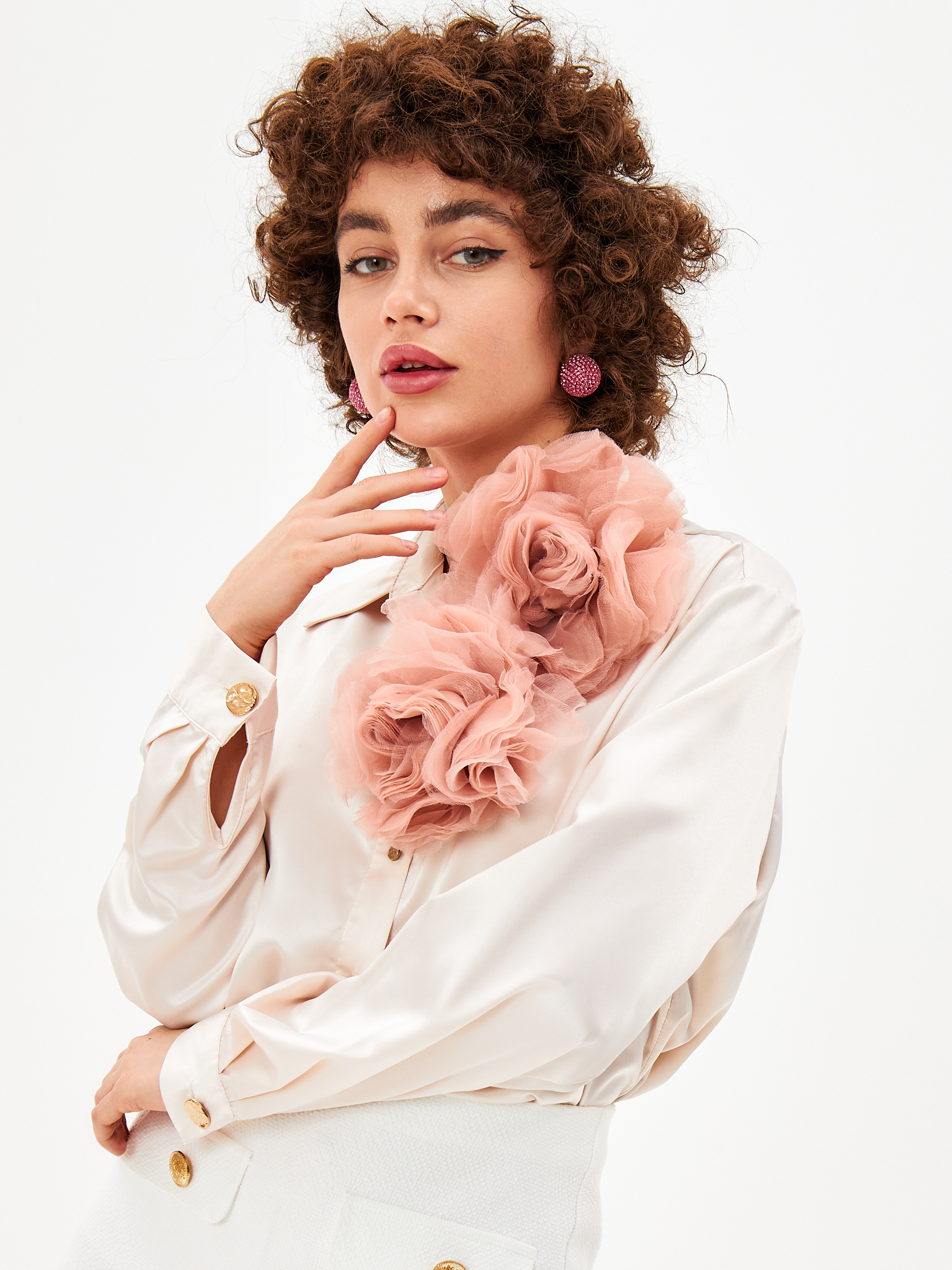 Брошь цветок как стильный акцент для минималистичного образа - 1