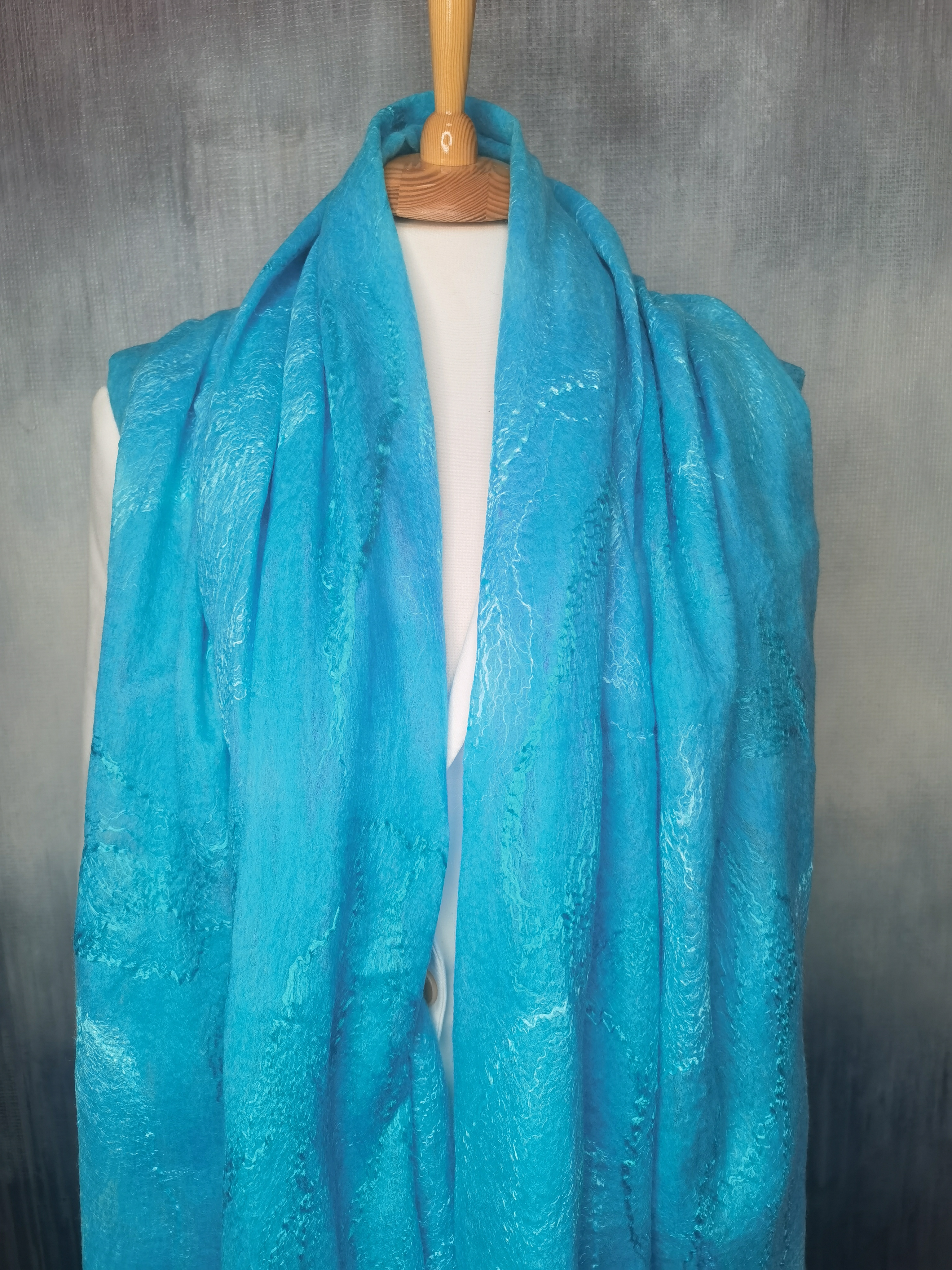 Купить палантины для женщин: шелковые шале, теплые шерстяные платки с доставкой по Москве и СПб - 1