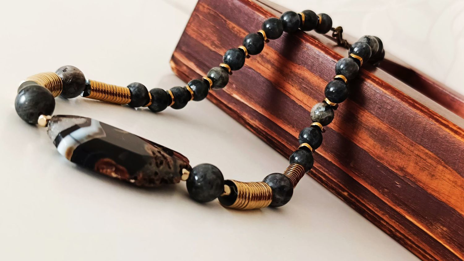 Колье чокер из натуральных камней: лабрадор, агат, гематин