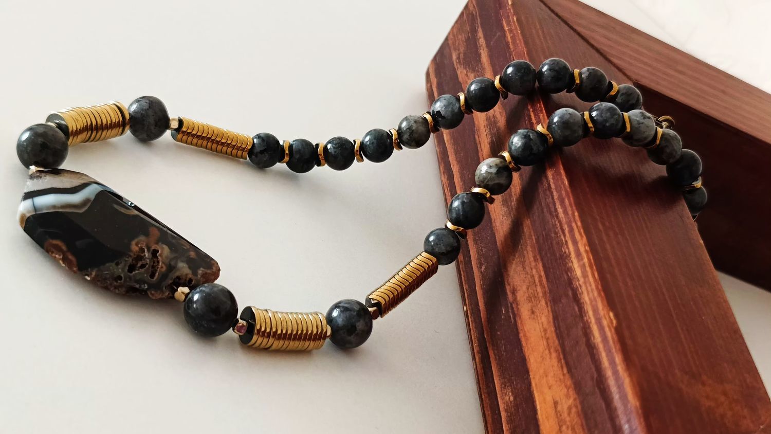 Колье чокер из натуральных камней: лабрадор, агат, гематин