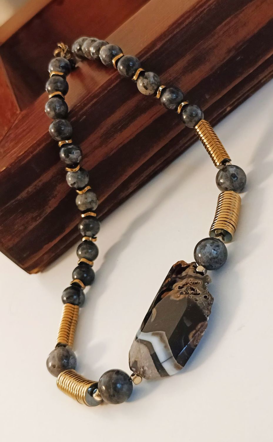 Колье чокер из натуральных камней: лабрадор, агат, гематин