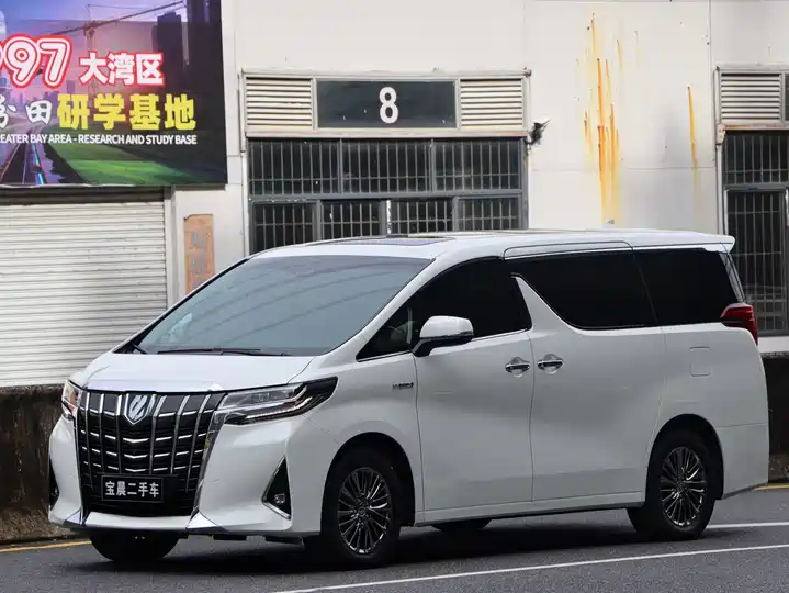 Toyota Alphard, фото 1