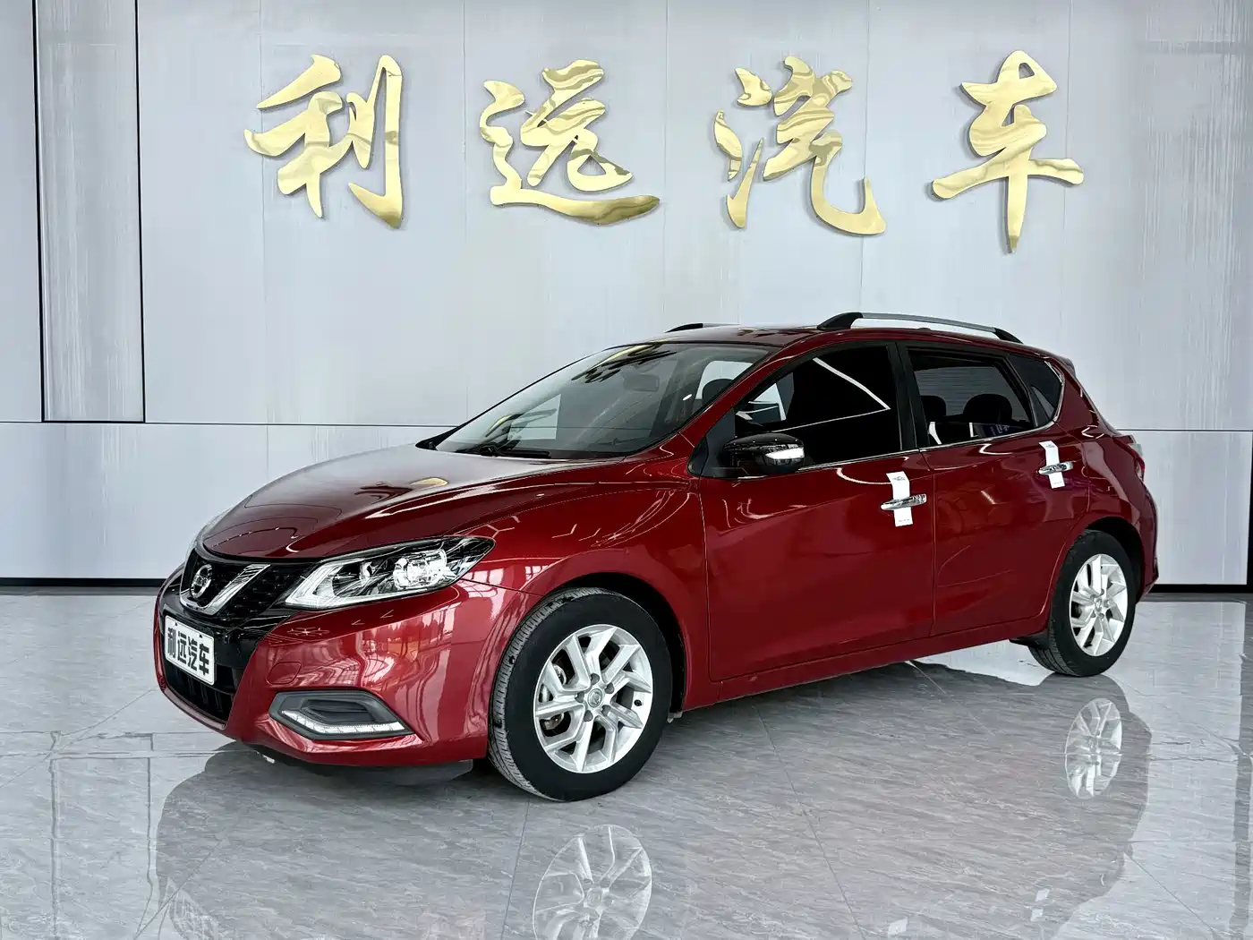 Nissan Tiida, фото 1