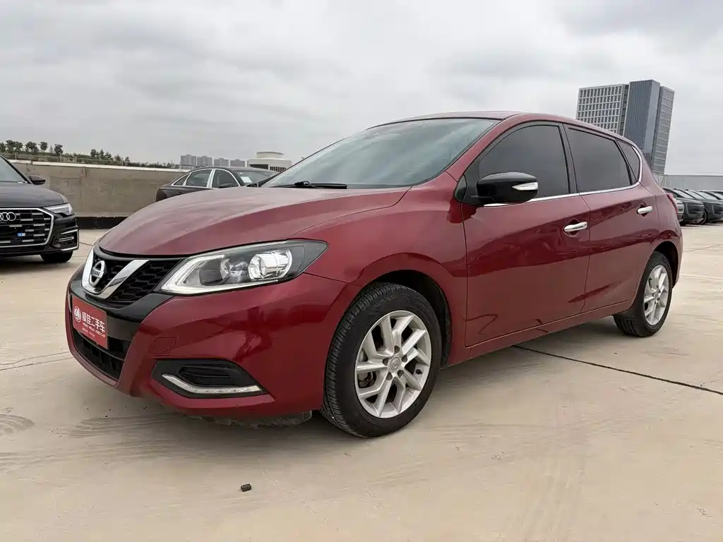 Nissan Tiida, фото 1