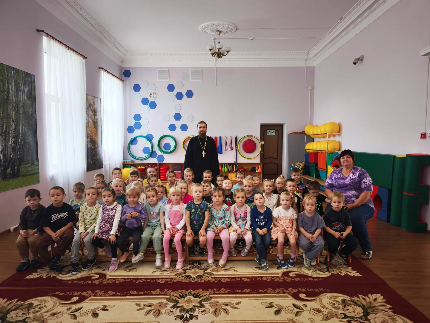 Посещение священником детских садов