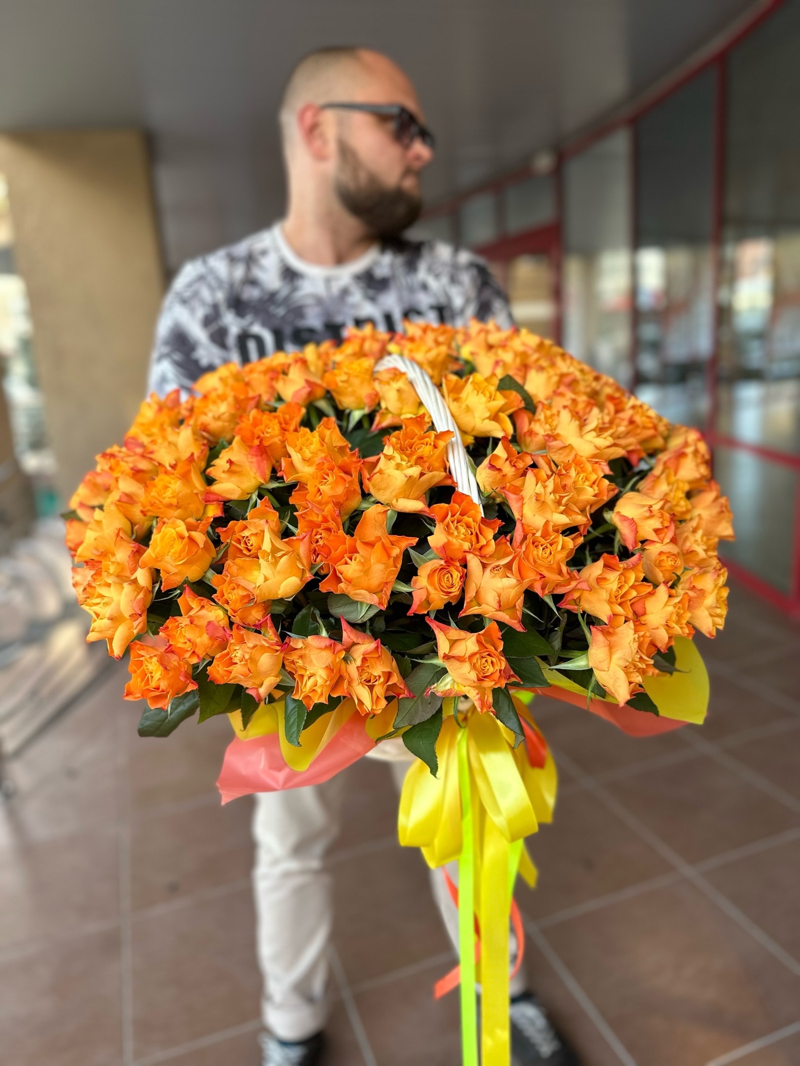 151 роза в корзине
