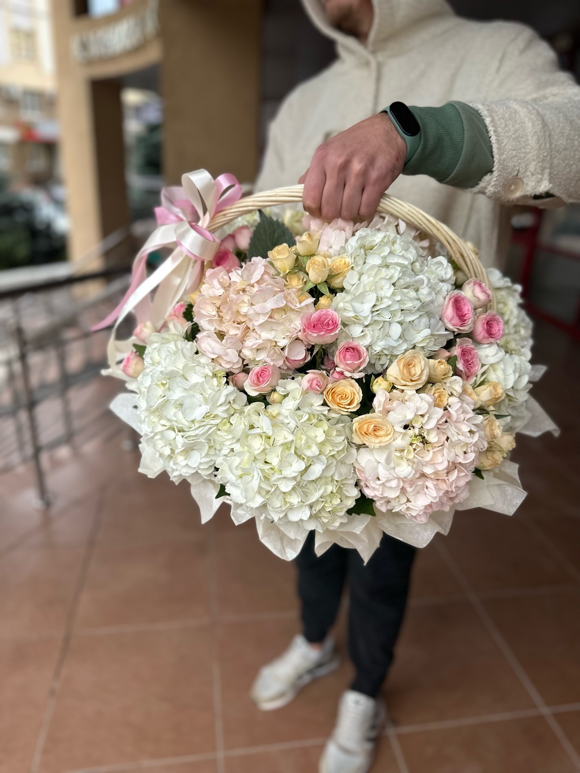 Сборная корзина из гортензий и кустовой розы