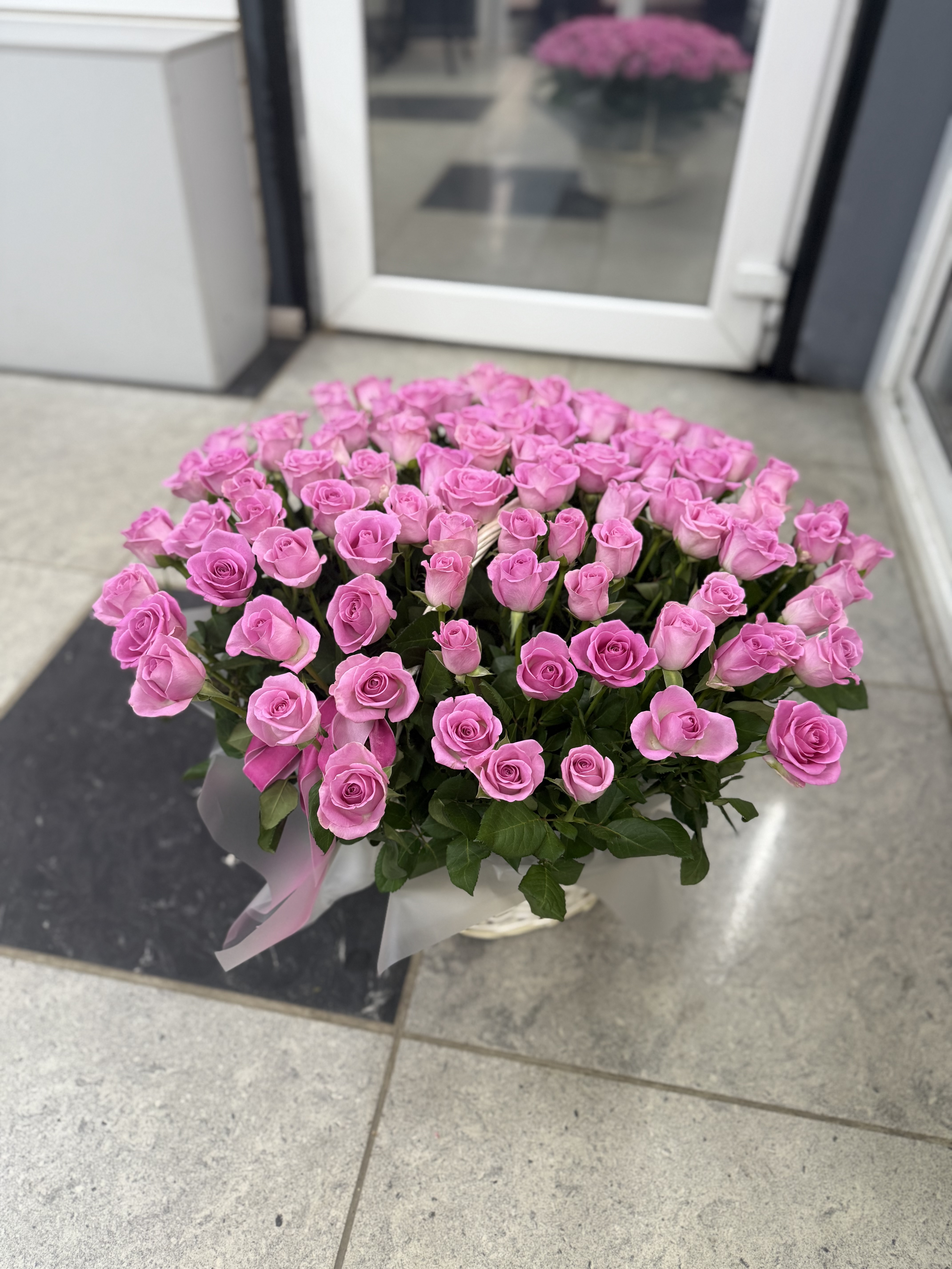 101 роза в корзине