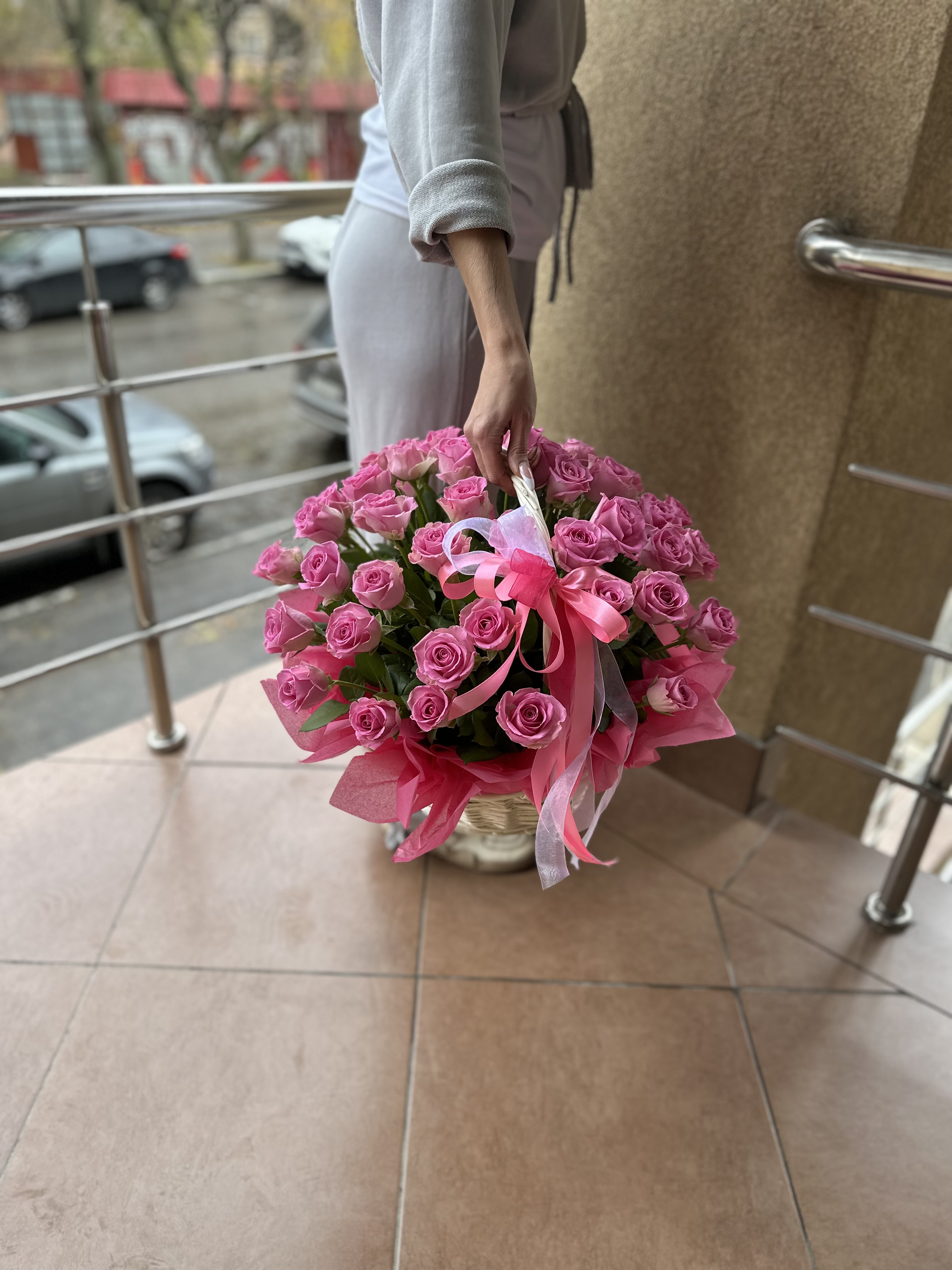 51 роза  40 см в корзине