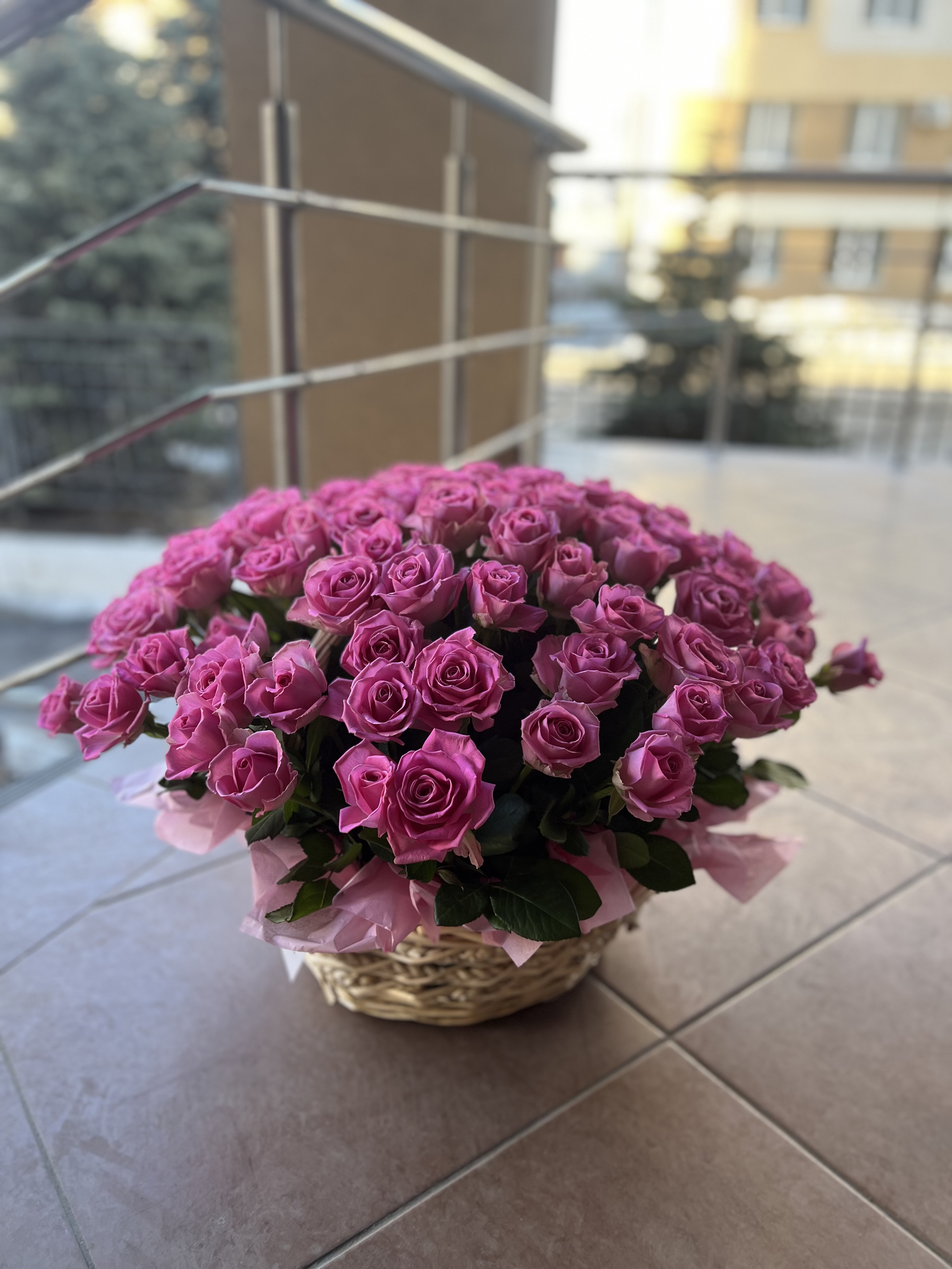 101 роза 40 см в корзине