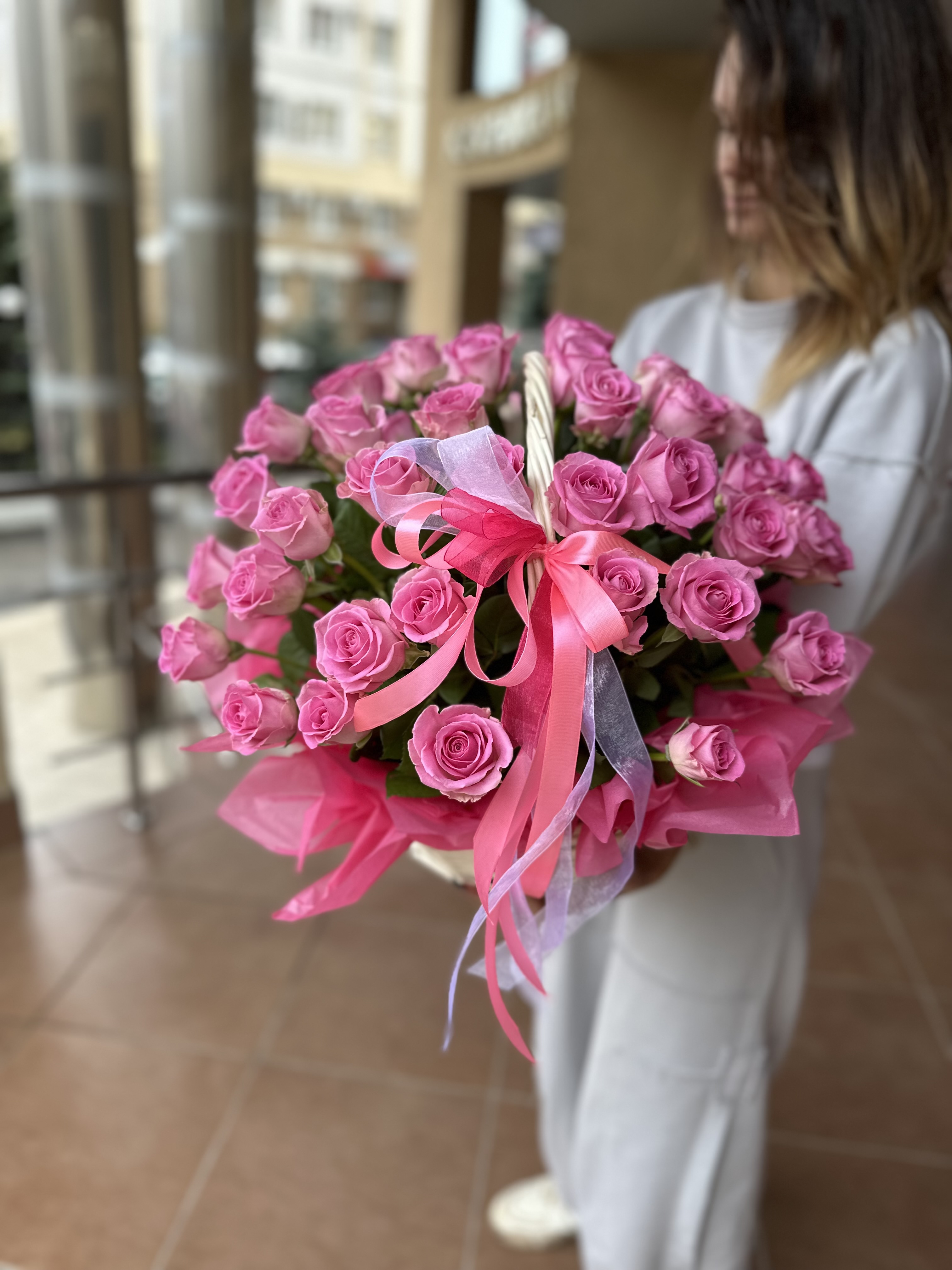 51 роза  40 см в корзине