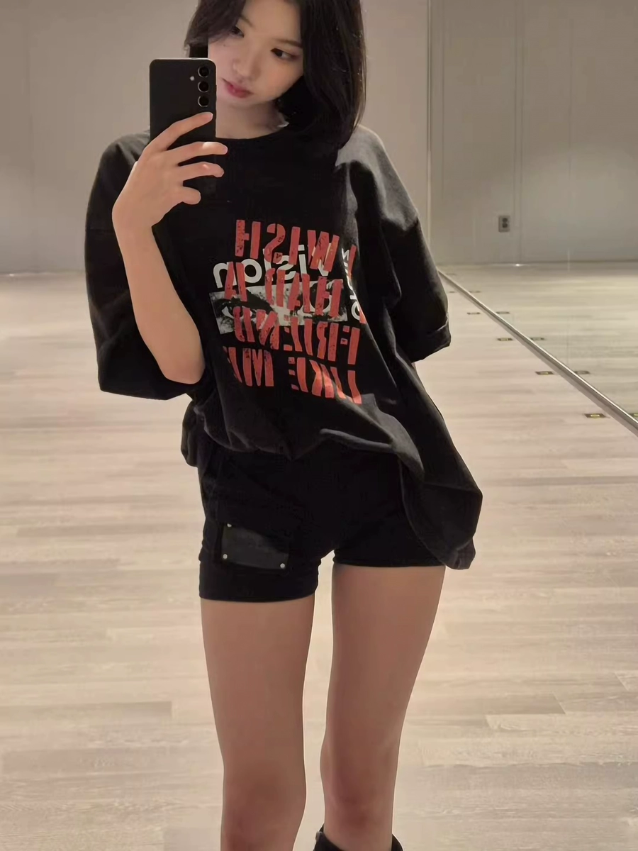 Джиу HEARTS2HEARTS | Футболка чёрная с надписью S-4XL (CLO-H2H-TEE-JIWOO)