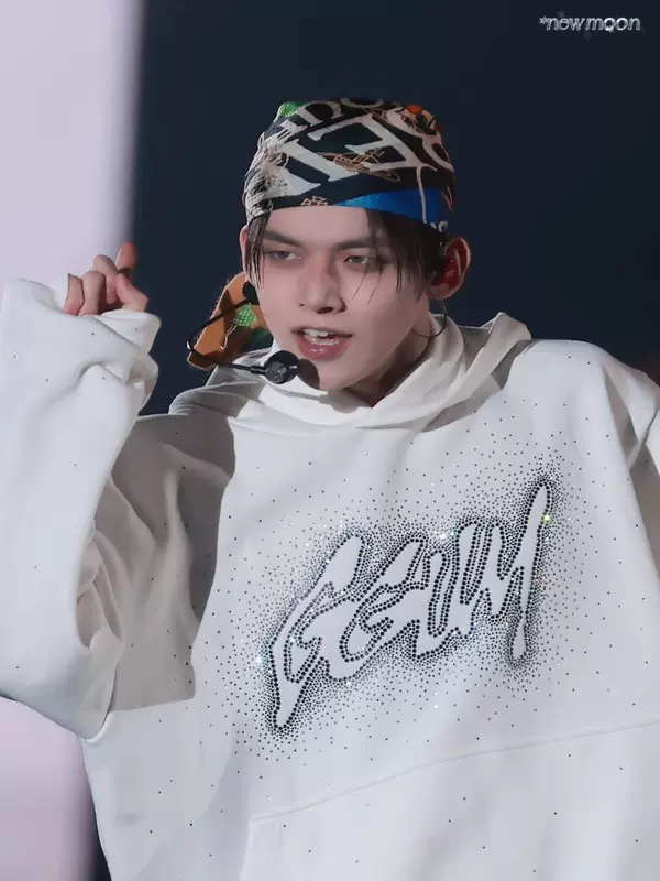 Ёнджун TXT | Худи со стразами S-2XL (CLO-TXT-HOOD-YEONJUN-2)