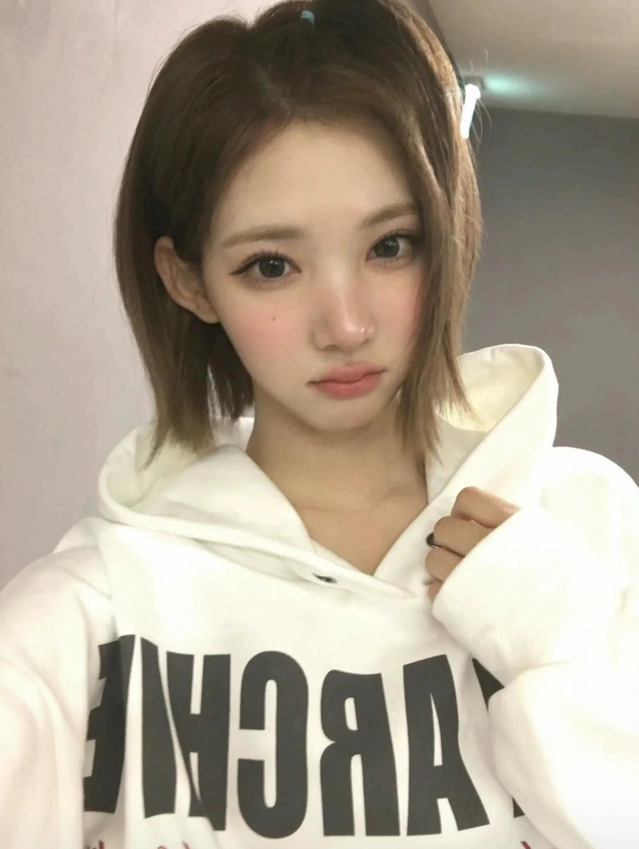 Джиу HEARTS2HEARTS | Худи белый S-3XL (CLO-H2H-HOOD-JIWOO)