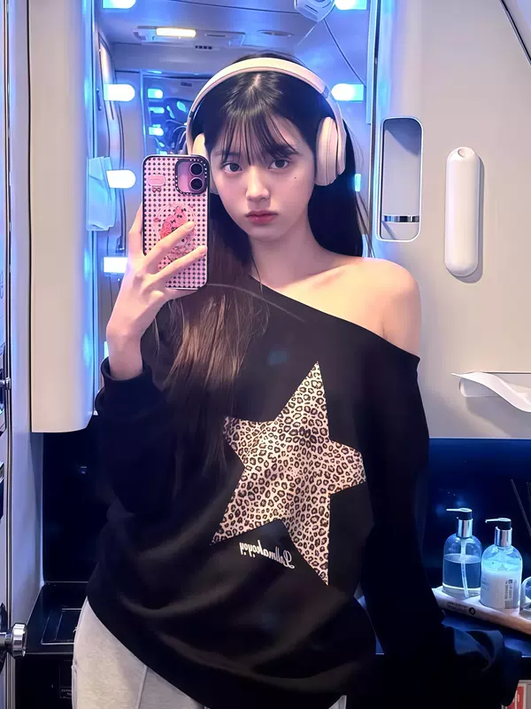 Вонён IVE | Свитшот чёрный со звёздами с открытым плечом S-3XL (CLO-IVE-SWEAT-WONYOUNG)