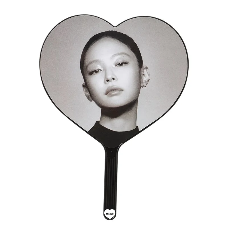 JENNIE BLACKPINK RUBY х MINISO Веер-сердце (чёрный) | Официальный K-pop мерч | до солд-аута (M/BP/R/MINISO/FAN-H-BK)