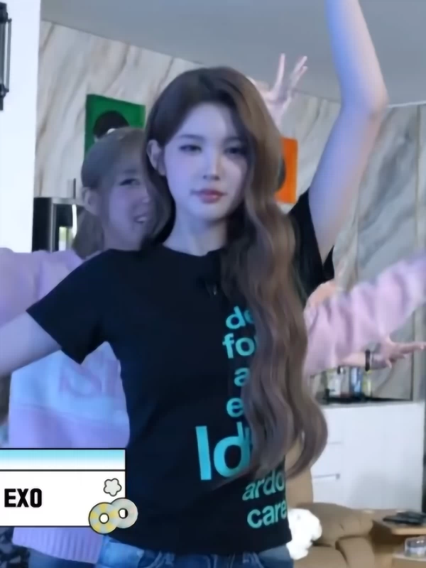 Юна HEARTS2HEARTS | Футболка чёрная с надписью S-2XL (CLO-H2H-TEE-YUNA-2)