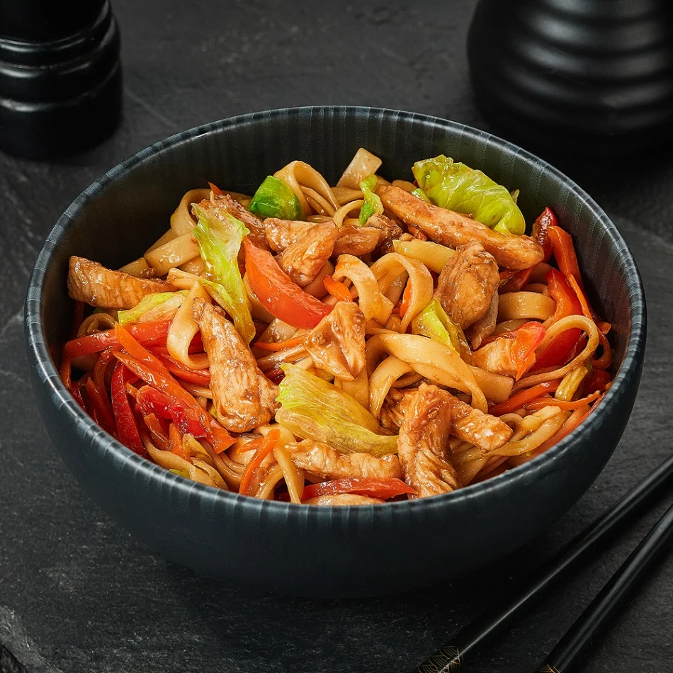 Удон с овощами , курицей и соусом терияки.