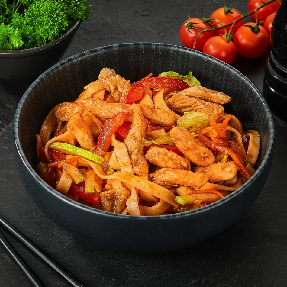 Удон с овощами , курицей и соусом острый.
