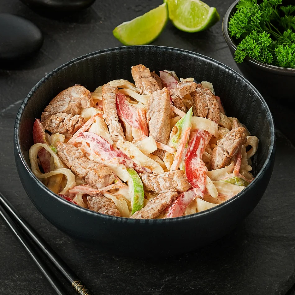 Удон с овощами, свининой и сливочным соусом.
