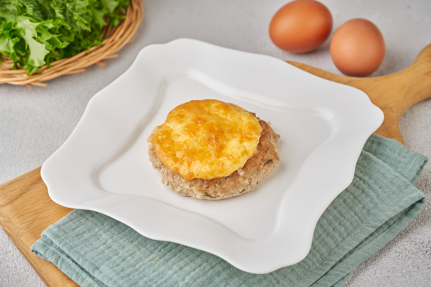 Ватрушка мясная с яйцом и сыром  100г