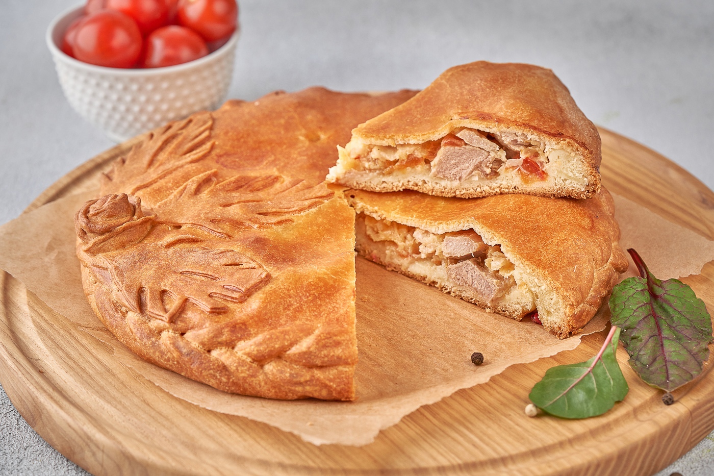 Пирог фирменный со свининой, помидорами и сыром