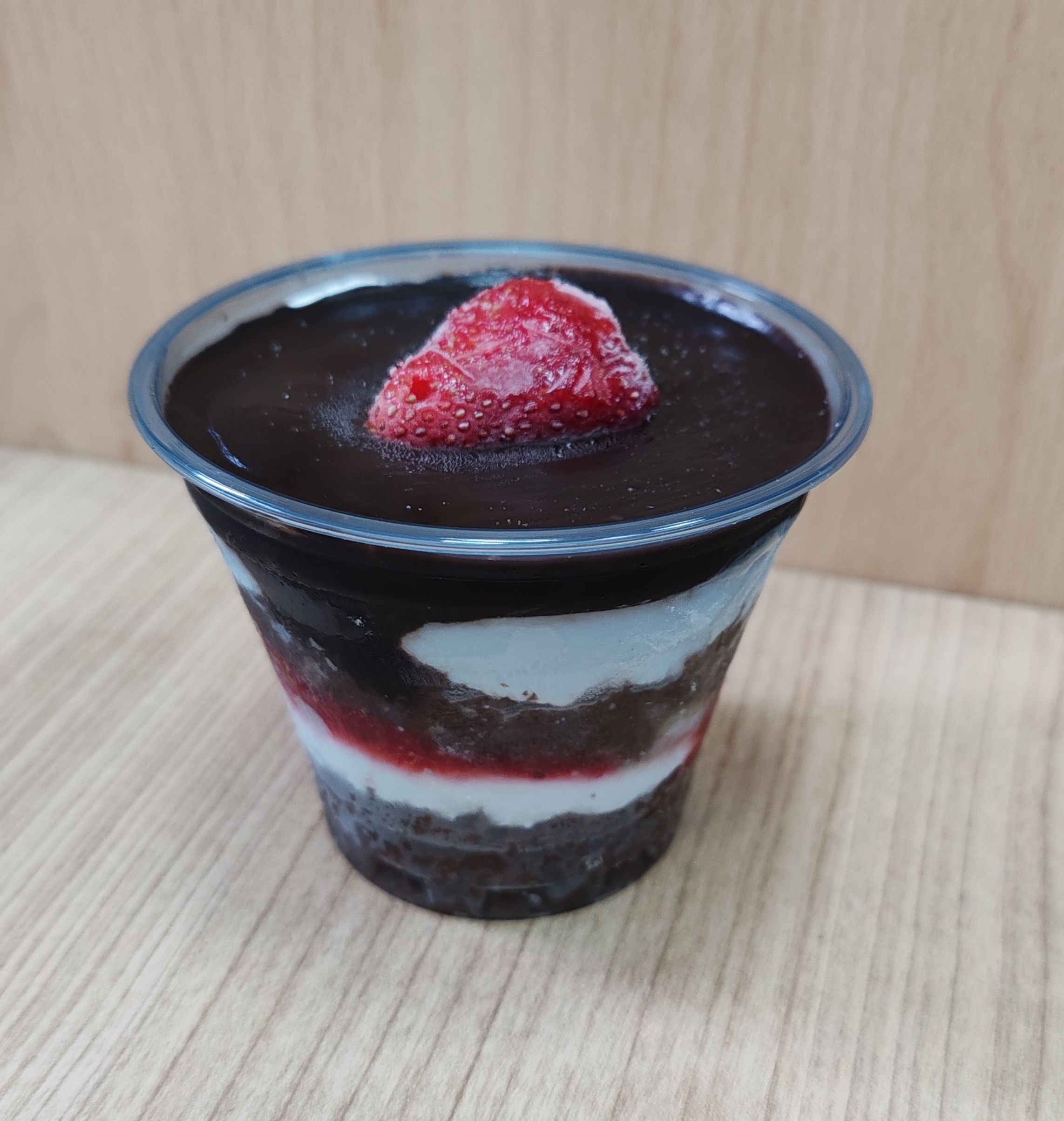 Десерт с клубникой 150г