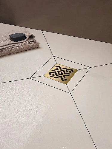 Душевой трап BERGES PLATZ Antik 150х150, золото глянец, S-сифон D50/105 H50 вертикальный 092061 Душевой трап BERGES PLATZ Antik 150х150, золото глянец, S-сифон D50/105 H50 вертикальный 092061