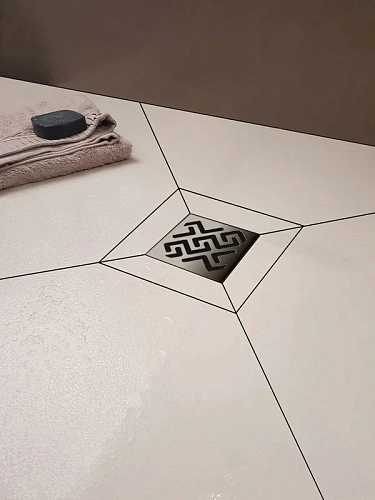 Душевой трап BERGES ZENTRUM Antik 150х150, хром глянец, выпуск D50 H65 боковой 091365 Душевой трап BERGES ZENTRUM Antik 150х150, хром глянец, выпуск D50 H65 боковой 091365