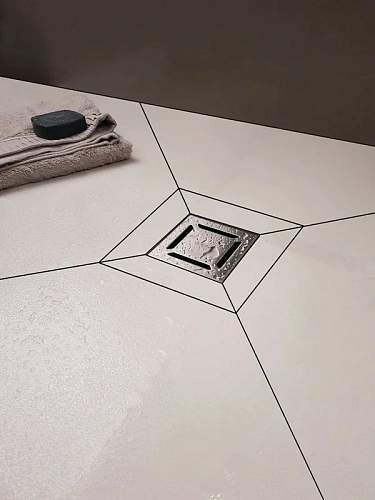 Душевой трап BERGES ZENTRUM Norma 100х100, хром глянец, выпуск D50 H65 боковой 091362 Душевой трап BERGES ZENTRUM Norma 100х100, хром глянец, выпуск D50 H65 боковой 091362