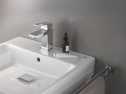 Полотенцедержатель GROHE Essentials Cube, хром (40624001) Полотенцедержатель GROHE Essentials Cube, хром (40624001)