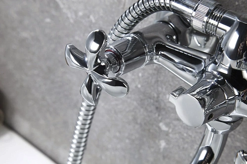 Смеситель для ванны Lemark Flora LM0151C универсальный, хром Смеситель для ванны Lemark Flora LM0151C универсальный, хром