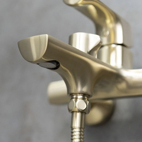 Смеситель для ванны Lemark Ursus LM7214BG с монолитным изливом, брашированное золото Смеситель для ванны Lemark Ursus LM7214BG с монолитным изливом, брашированное золото