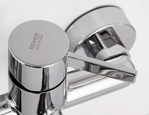 Смеситель для ванны Remer Metrica MC05 Смеситель для ванны Remer Metrica MC05