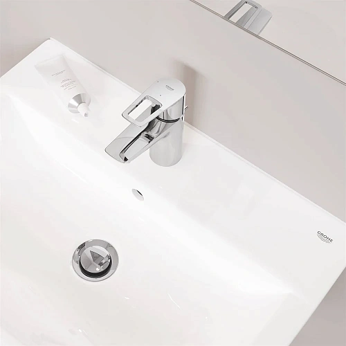 Смеситель для раковины GROHE BauLoop с рычажным донным клапаном, размер S, хром (22054001) Смеситель для раковины GROHE BauLoop с рычажным донным клапаном, размер S, хром (22054001)