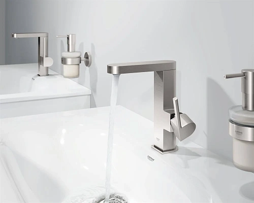 Смеситель для раковины GROHE Plus со сливным гарнитуром, поворотный излив, M-Size, 5,7 л/мин (238710 23871003 Смеситель для раковины GROHE Plus со сливным гарнитуром, поворотный излив, M-Size, 5,7 л/мин (238710 23871003
