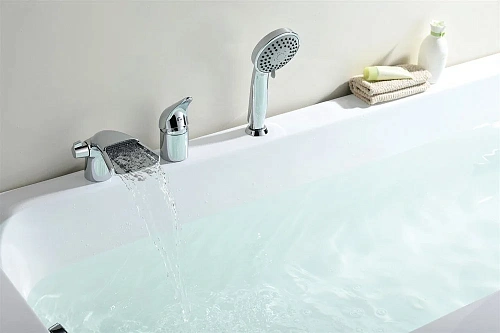 Смеситель на борт ванны Lemark Poseidon (LM4245C) Смеситель на борт ванны Lemark Poseidon (LM4245C)