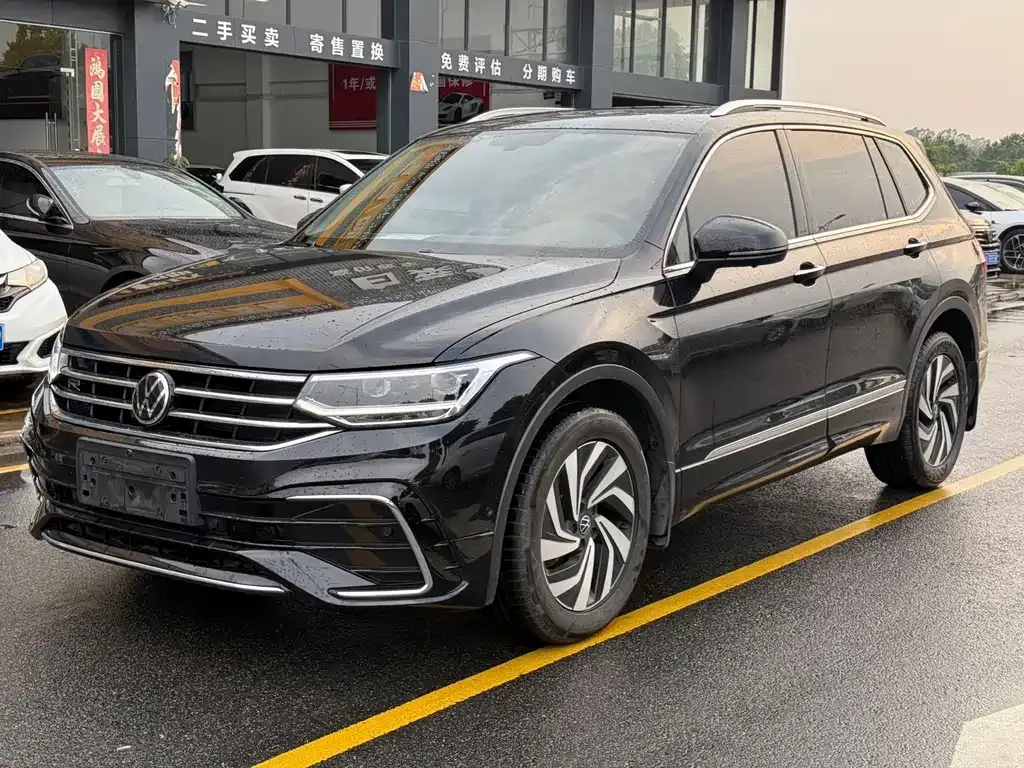 Volkswagen Tiguan L — фото 1