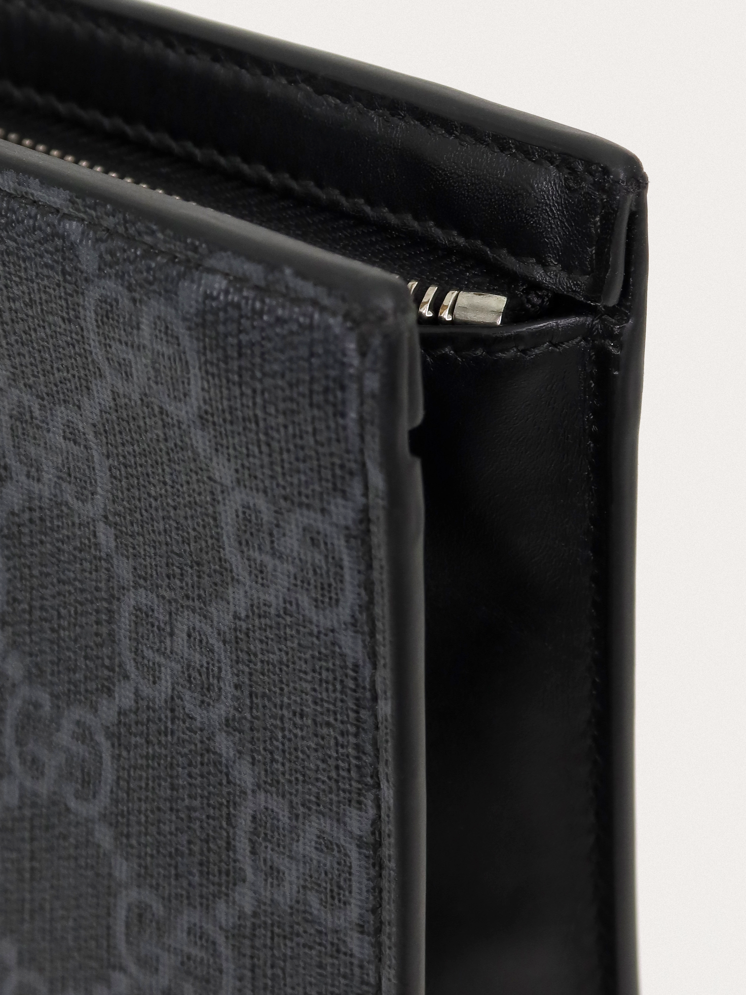 Gucci GG Supreme Clutch - Master